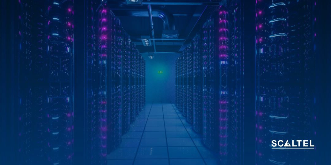 Rechenzentrum mit Serverracks in blauem Licht